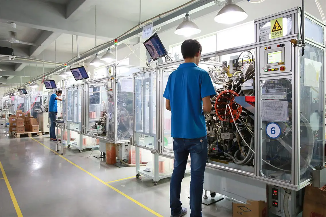 Machine int&eacute;gr&eacute;e d'enroulement et de soudage de fils PIW