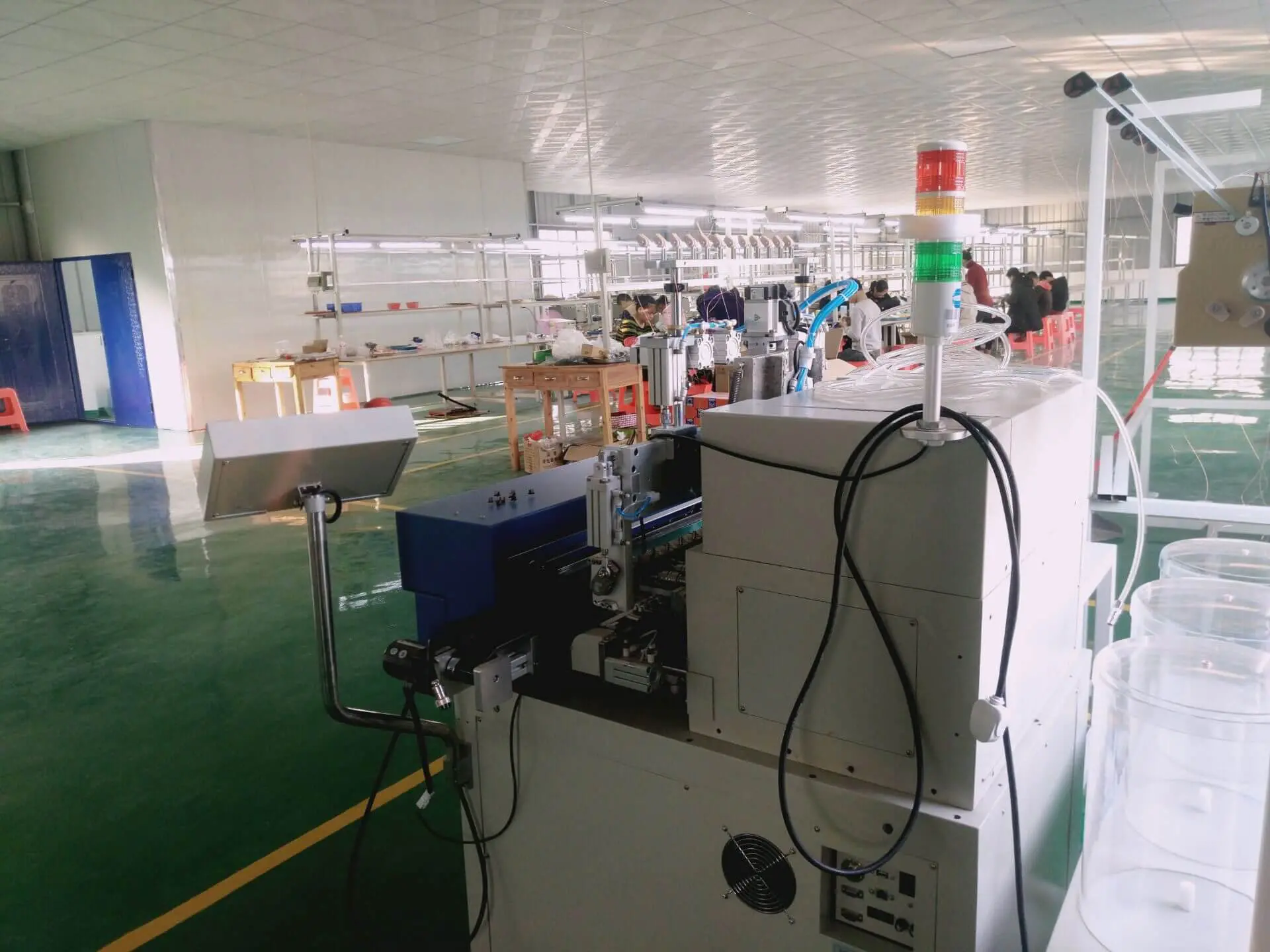 Machine int&eacute;gr&eacute;e d'enroulement et de soudage de fils PIW