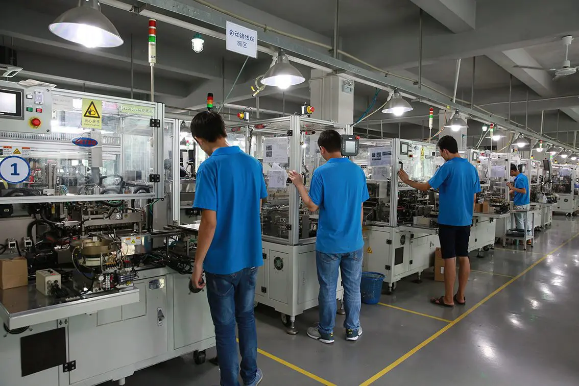 Machine int&eacute;gr&eacute;e d'enroulement et de soudage de fils PIW